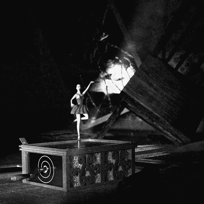 Animation d’une boîte à musique avec ballerine dans une chambre délabrée. Image de synthèse 3D. Noir et blanc.